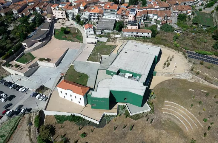 Ponto C w Penafiel projektu Galeria Gabinete