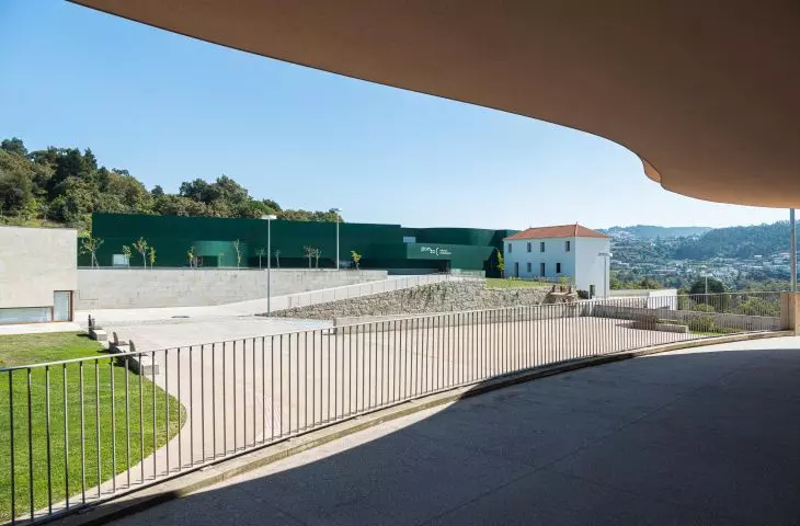 Ponto C w Penafiel projektu Galeria Gabinete