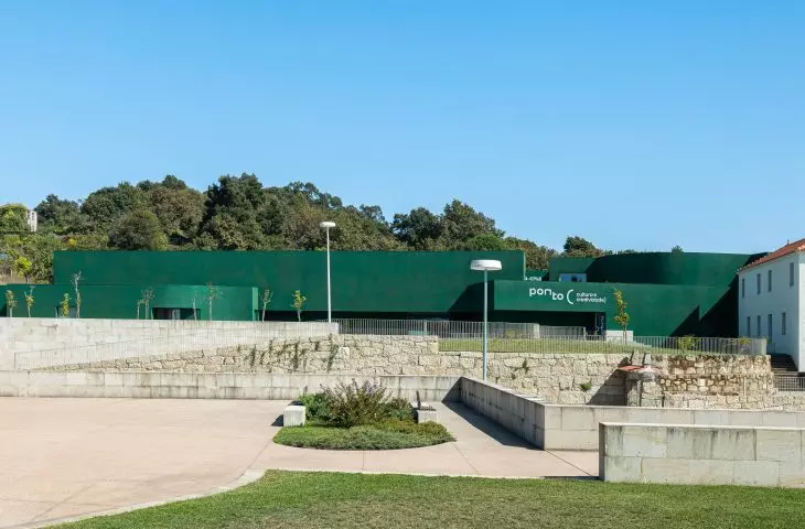 Ponto C w Penafiel projektu Galeria Gabinete