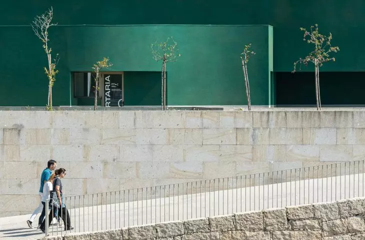 Ponto C w Penafiel projektu Galeria Gabinete