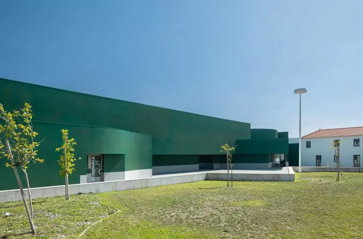 Ponto C w Penafiel projektu Galeria Gabinete
