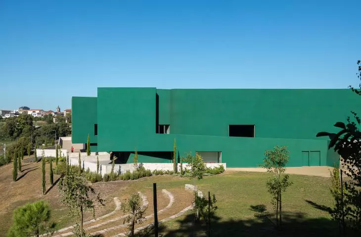 Ponto C w Penafiel projektu Galeria Gabinete