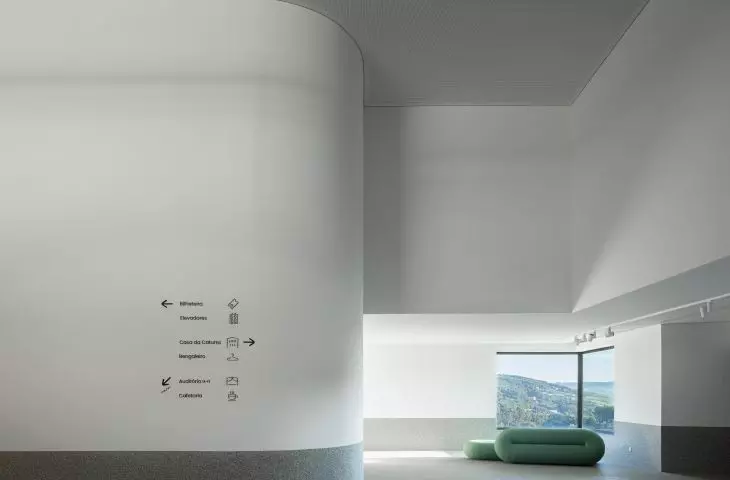 Ponto C w Penafiel projektu Galeria Gabinete