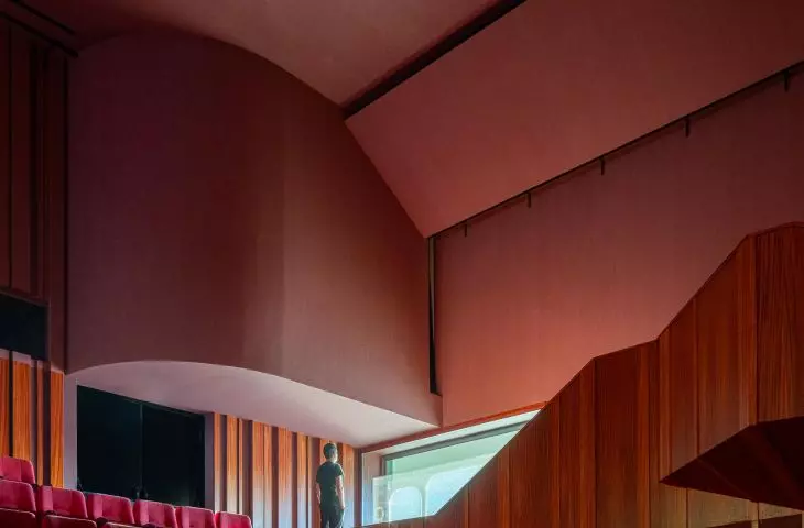 Ponto C w Penafiel projektu Galeria Gabinete
