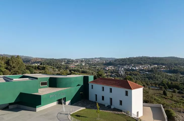 Ponto C w Penafiel projektu Galeria Gabinete