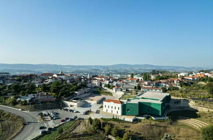Ponto C w Penafiel projektu Galeria Gabinete