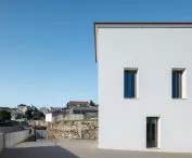 Ponto C w Penafiel projektu Galeria Gabinete