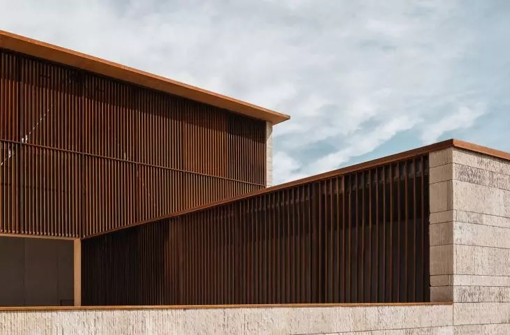 Frontón Maeztu w Aguilar de Codés projektu VERNE Arquitectura + Alejandro Maortua