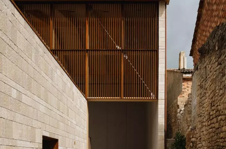 Frontón Maeztu w Aguilar de Codés projektu VERNE Arquitectura + Alejandro Maortua