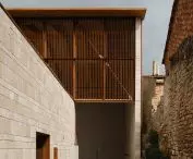 Frontón Maeztu w Aguilar de Codés projektu VERNE Arquitectura + Alejandro Maortua
