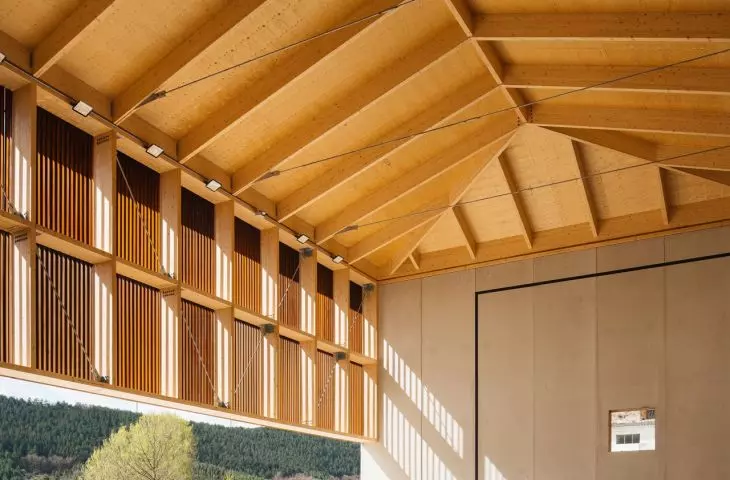 Frontón Maeztu w Aguilar de Codés projektu VERNE Arquitectura + Alejandro Maortua