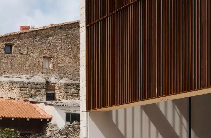 Frontón Maeztu w Aguilar de Codés projektu VERNE Arquitectura + Alejandro Maortua