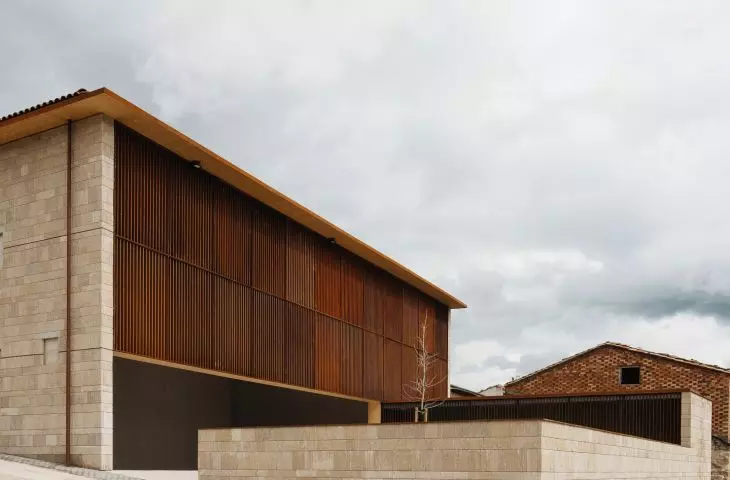 Frontón Maeztu w Aguilar de Codés projektu VERNE Arquitectura + Alejandro Maortua