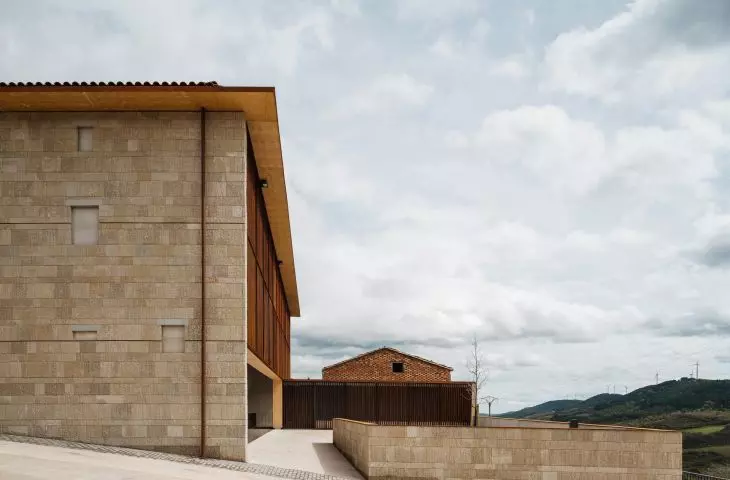 Frontón Maeztu w Aguilar de Codés projektu VERNE Arquitectura + Alejandro Maortua