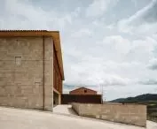 Frontón Maeztu w Aguilar de Codés projektu VERNE Arquitectura + Alejandro Maortua