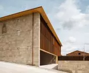 Frontón Maeztu w Aguilar de Codés projektu VERNE Arquitectura + Alejandro Maortua
