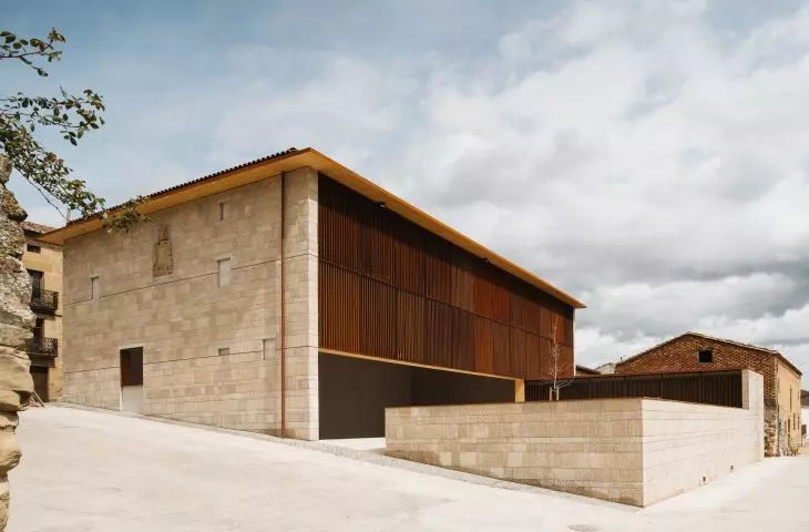 Frontón Maeztu w Aguilar de Codés projektu VERNE Arquitectura + Alejandro Maortua