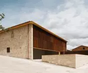 Frontón Maeztu w Aguilar de Codés projektu VERNE Arquitectura + Alejandro Maortua