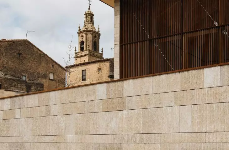 Frontón Maeztu w Aguilar de Codés projektu VERNE Arquitectura + Alejandro Maortua