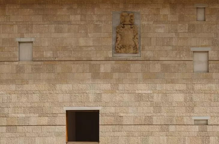 Frontón Maeztu w Aguilar de Codés projektu VERNE Arquitectura + Alejandro Maortua