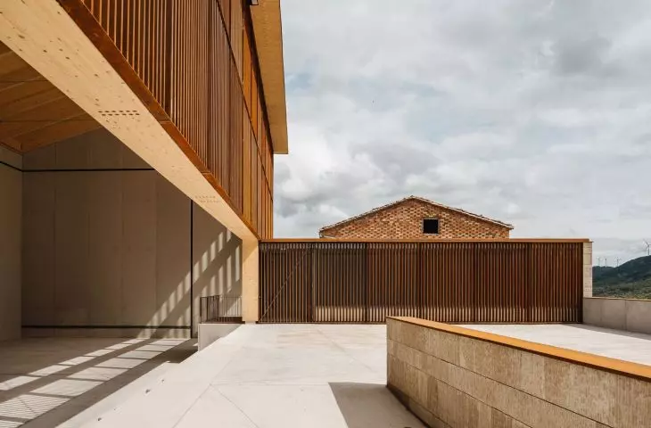 Frontón Maeztu w Aguilar de Codés projektu VERNE Arquitectura + Alejandro Maortua
