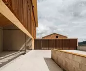 Frontón Maeztu w Aguilar de Codés projektu VERNE Arquitectura + Alejandro Maortua