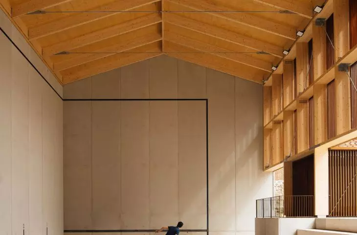 Frontón Maeztu w Aguilar de Codés projektu VERNE Arquitectura + Alejandro Maortua