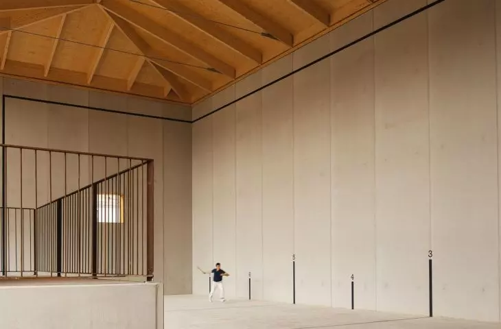 Frontón Maeztu w Aguilar de Codés projektu VERNE Arquitectura + Alejandro Maortua