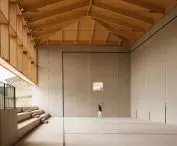 Frontón Maeztu w Aguilar de Codés projektu VERNE Arquitectura + Alejandro Maortua