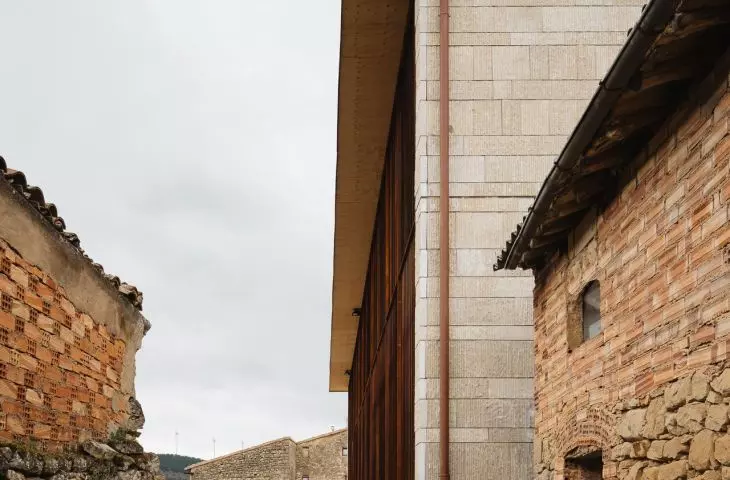 Frontón Maeztu w Aguilar de Codés projektu VERNE Arquitectura + Alejandro Maortua
