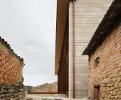 Frontón Maeztu w Aguilar de Codés projektu VERNE Arquitectura + Alejandro Maortua