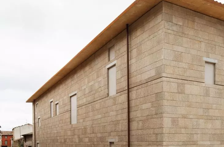 Frontón Maeztu w Aguilar de Codés projektu VERNE Arquitectura + Alejandro Maortua