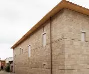 Frontón Maeztu w Aguilar de Codés projektu VERNE Arquitectura + Alejandro Maortua