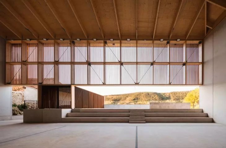 Frontón Maeztu w Aguilar de Codés projektu VERNE Arquitectura + Alejandro Maortua