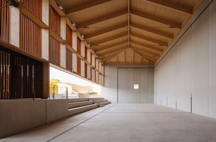 Frontón Maeztu w Aguilar de Codés projektu VERNE Arquitectura + Alejandro Maortua