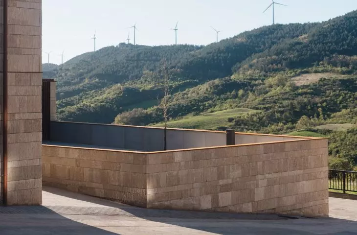 Frontón Maeztu w Aguilar de Codés projektu VERNE Arquitectura + Alejandro Maortua