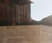 Frontón Maeztu w Aguilar de Codés projektu VERNE Arquitectura + Alejandro Maortua