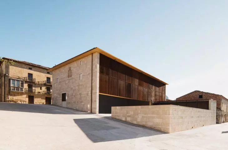Frontón Maeztu w Aguilar de Codés projektu VERNE Arquitectura + Alejandro Maortua
