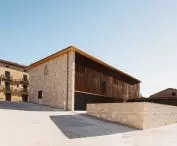 Frontón Maeztu w Aguilar de Codés projektu VERNE Arquitectura + Alejandro Maortua