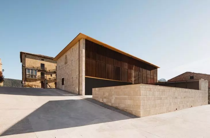 Frontón Maeztu w Aguilar de Codés projektu VERNE Arquitectura + Alejandro Maortua