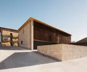 Frontón Maeztu w Aguilar de Codés projektu VERNE Arquitectura + Alejandro Maortua