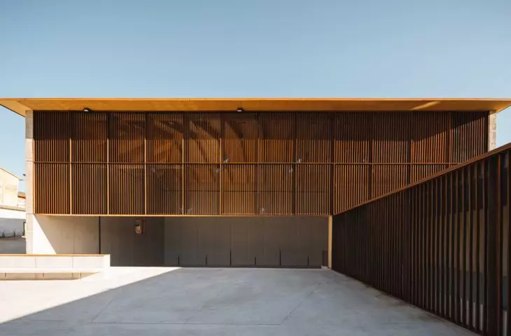 Frontón Maeztu w Aguilar de Codés projektu VERNE Arquitectura + Alejandro Maortua