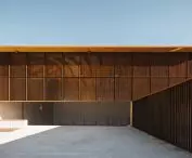 Frontón Maeztu w Aguilar de Codés projektu VERNE Arquitectura + Alejandro Maortua
