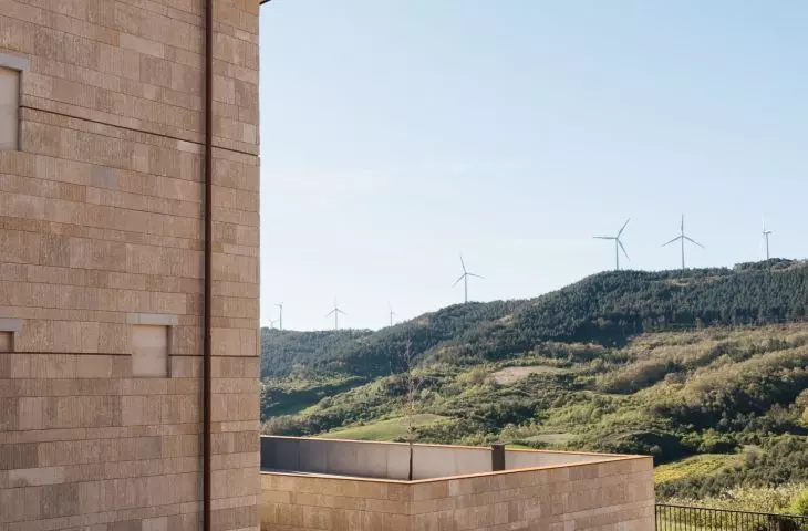 Frontón Maeztu w Aguilar de Codés projektu VERNE Arquitectura + Alejandro Maortua