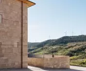 Frontón Maeztu w Aguilar de Codés projektu VERNE Arquitectura + Alejandro Maortua