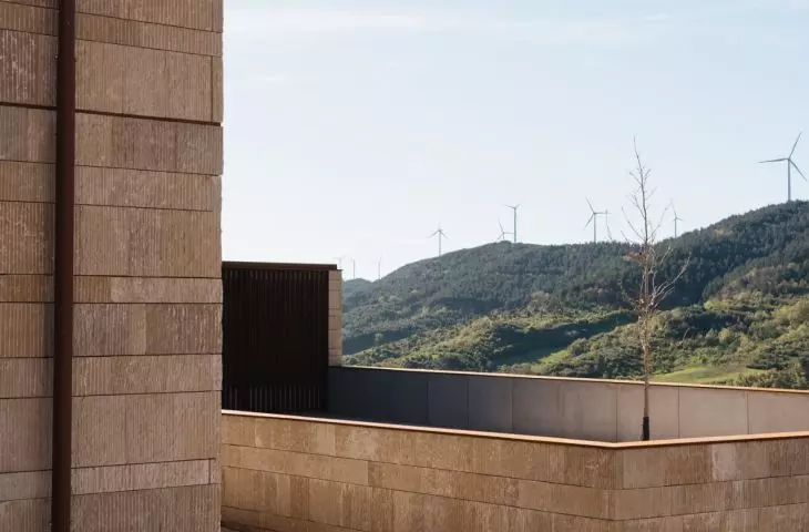 Frontón Maeztu w Aguilar de Codés projektu VERNE Arquitectura + Alejandro Maortua