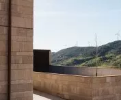 Frontón Maeztu w Aguilar de Codés projektu VERNE Arquitectura + Alejandro Maortua