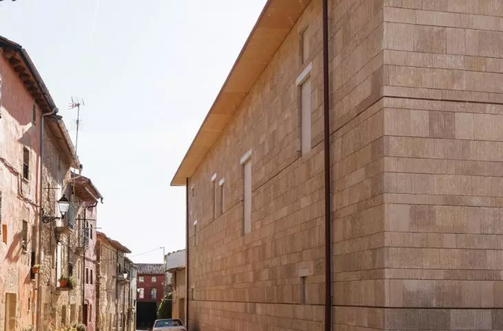 The Maeztu Frontón in Aguilar de Codés, designed by VERNE Arquitectura + Alejandro Maortua