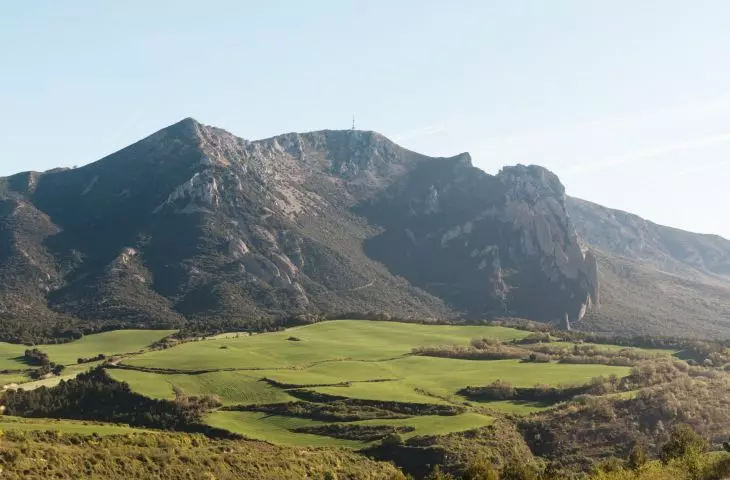 The Maeztu Frontón in Aguilar de Codés, designed by VERNE Arquitectura + Alejandro Maortua