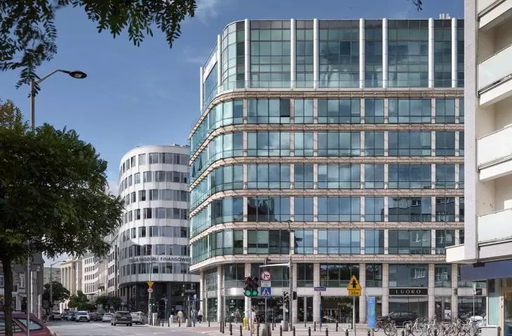 The Zaułek Piękna office building in Warsaw was designed in the spirit of postmodernism, discreetly referencing the capital’s historic architecture through its use of materials
